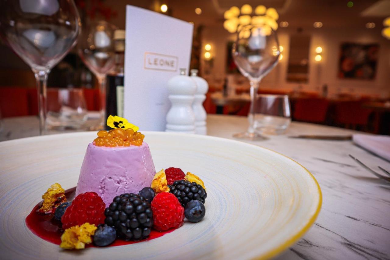 Lion & Swan Hotel Congleton Exterior foto A dessert at Leoni